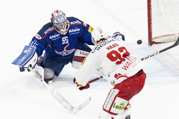 Gaetan Haas, EHCB, right, scores a goal past Kloten goalkeeper Juha Mitsola to make the score 2:3 in a National League ice hockey match between EHC Kloten and EHC Biel on Friday, November 17, 2023, in…