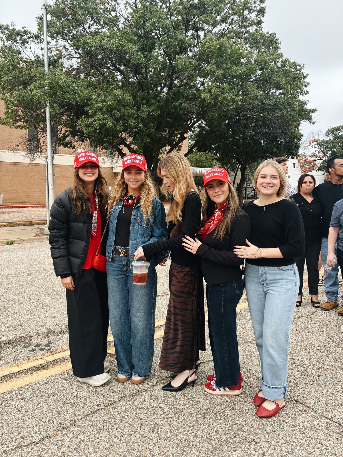 Des heures d’attente et un enthousiasme intact: à Lubbock, watson a rencontré les partisans de Donald Trump à une semaine des midterms 2026.