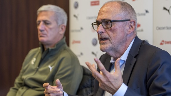 Peter Gillieron, Praesident des SFV, rechts, und Nationalcoach Vladimir Petkovic, links, an einem Mediengespraech des Schweizerischen Fussballverbandes SFV in Pratteln am Montag, 13. November 2017. (K ...