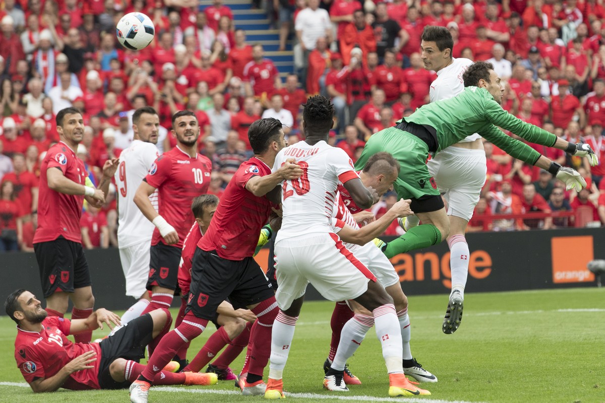 Goalie Berisha hechtet ins Leere, Schär köpft die Schweiz früh in Führung.