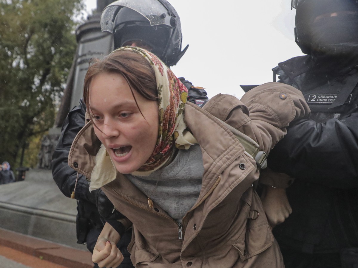 epaselect epa10203675 Russian policemen detain a person taking part in an unauthorized protest against Russia's partial military mobilization due to the conflict in Ukraine, in downtown Moscow, R ...