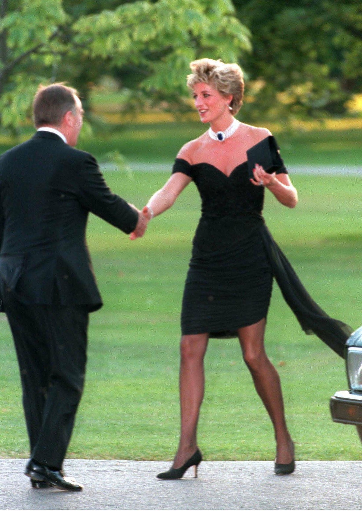 DIANA, PRINCESS OF WALES, WEARING A STUNNING BLACK DRESS COMMISSIONED FROM CHRISTINA STAMBOLIAN, ATTENDS THE VANITY FAIR PARTY AT THE SERPENTINE GALLERY IN 1994. THE FAMOUS BLACK REVENGE DRESS WAS A S ...