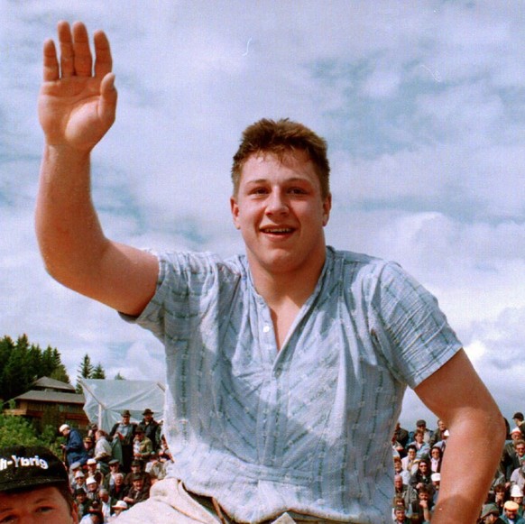 Joerg Abderhalden vom Nordostschweizer Schwingerverband aus Alt St.Johann, siegte am Sonntag 14.6.1998 im Schlussgang auf dem Stoos gegen Hadorn Hanspeter vom Bernisch Kantonalen Schwingerverband und freuts sich auf den Schultern seiner Kollegen.(KEYSTONE/Sigi Tischler)