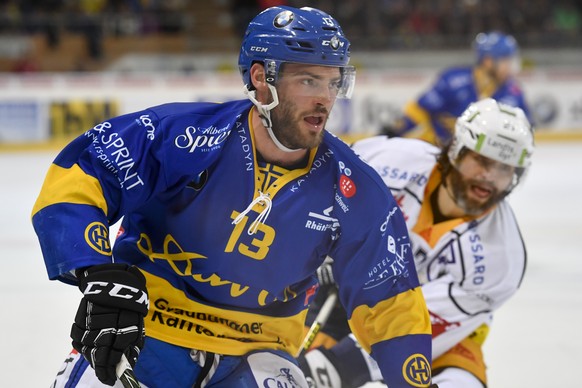 Robert Kousal von Davos, links, gegen Josh Holden von Zug, beim zweiten Playoff-Halbfinalspiel der National League A zwischen dem HC Davos und EV Zug, am Donnerstag, 23. Maerz 2017, in der Vaillant Ar ...