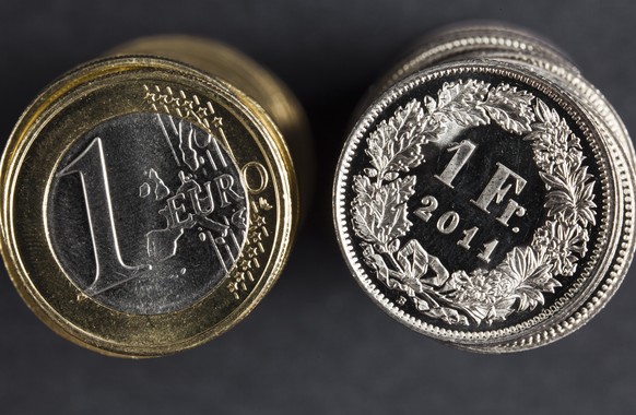 ARCHIVBILD - EURO UEBERSCHREITET ZUM ERSTEN MAL SEIT JANUAR 2015 DIE MARKE VON 1,15 FRANKEN - Coins of 1 Euro (left) and coins of 1 Swiss Franc (right), pictured on July 21, 2011. (KEYSTONE/Martin Rue ...