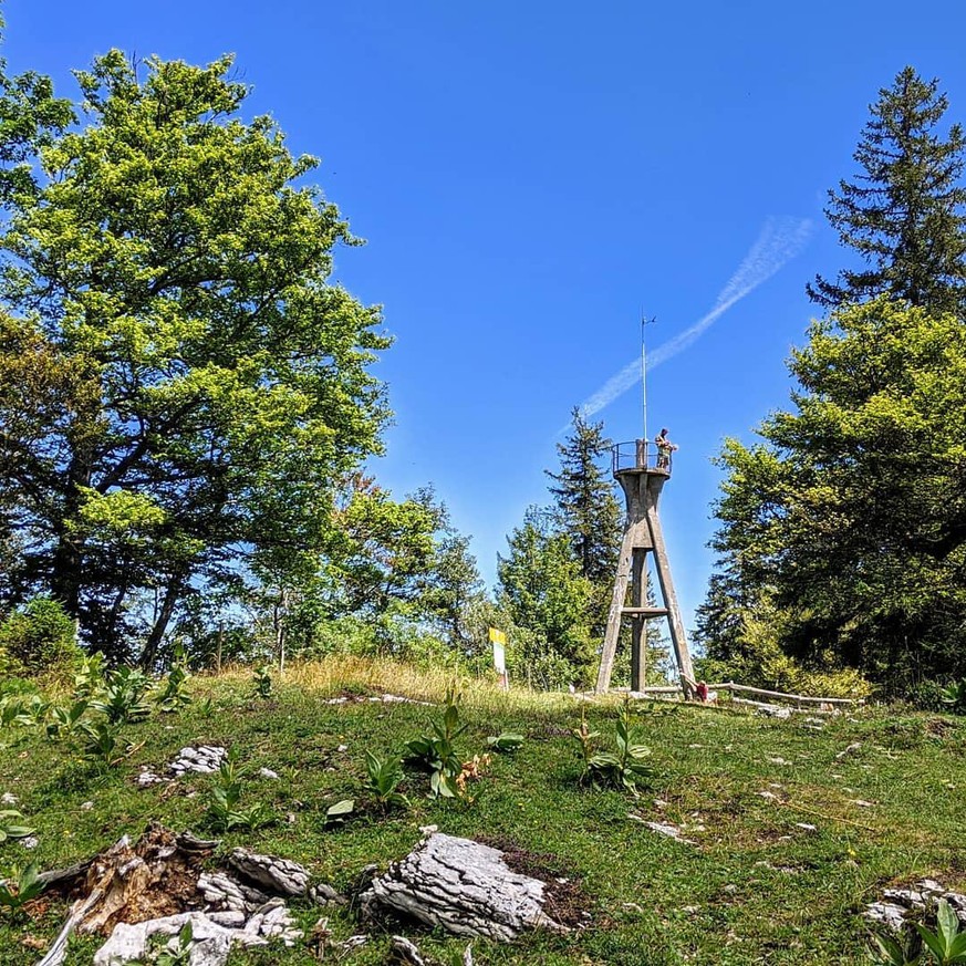 Der Turm auf dem Mont Raimeux. Und falls du noch einen guten Instagram-Account mit wunderbaren Schweiz-Bildern zum folgen suchst: <a target="_blank" rel="follow" href="https://www.instagram.com/phx.ch/">phx.ch</a>.
