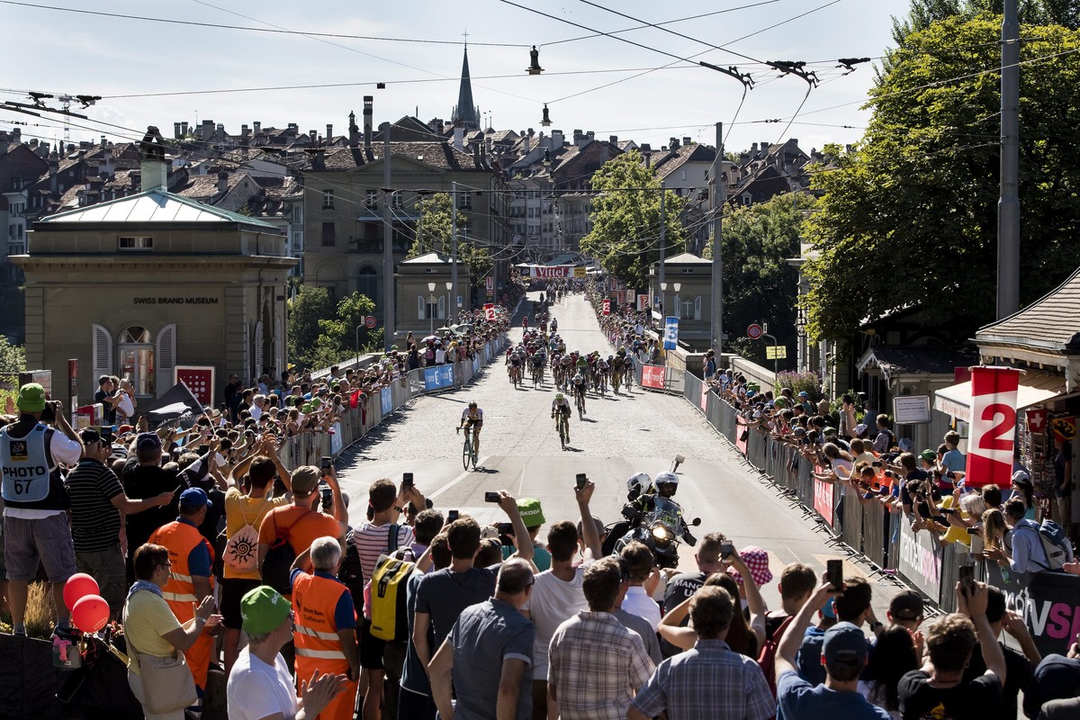epa05430588 The pack rides on the bridge "Nydeggbruecke" during the 16th stage of the 103rd edition of the Tour de France cycling race over 209km between Moirans-en-Montagne in France and Be ...
