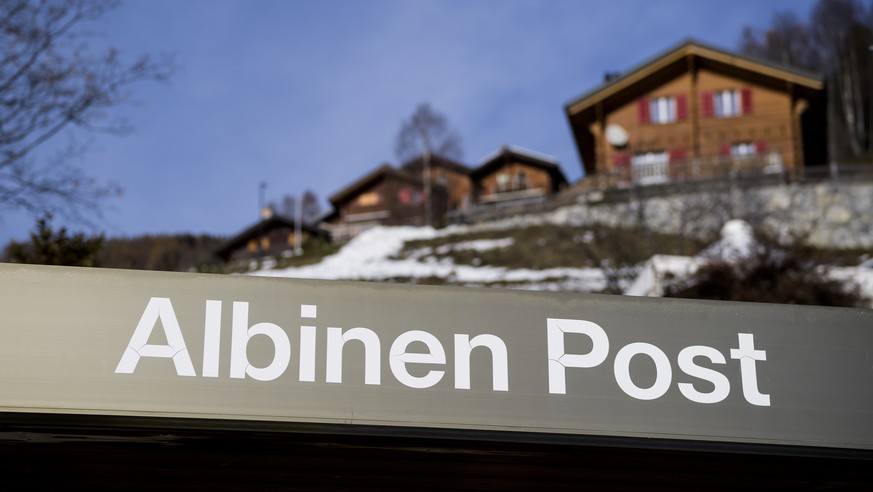 Une vue du village valaisan d&#039;Albinen et de l&#039;arret du car Postal ce jeudi 16 novembre 2017 a Albinen. Comme Albinen, des petites communes valaisannes offrent des aides financieres pour atti ...