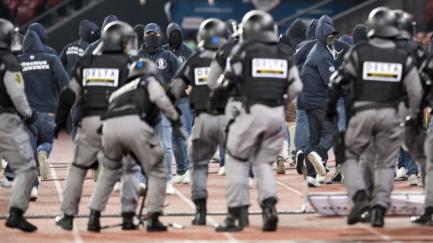 Vermummte Fans randalieren nach dem Super League Fussballspiel zwischen dem FC Zuerich und dem FC Vaduz im Letzigrund, am Mittwoch, 25. Mai 2016 in Zuerich. Der FCZ steigt zum ersten Mal seit 1988 aus ...