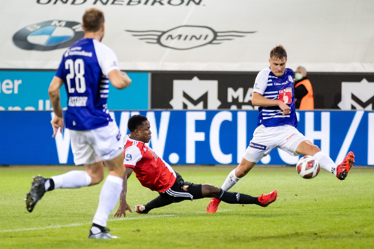 Luis Sinisterra (C) of Feyenoord Rotterdam scores his team's 3rd goal under a challenge by Holger Badstuber (L) and Marco Burch (R) of FC Luzern during the UEFA Europa Conference League third qua ...