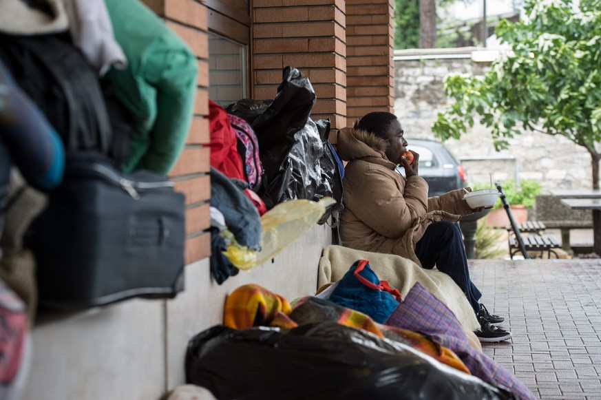 Fluechtlinge erhalten eine Mahlzeit von Freiwilligen der Tessiner Hilfsgruppe Associazione Firdaus, am Freitag, 5. August 2016, am Bahnhof in Como, Italien. Derzeit befinden sich in Como viele Fluecht ...