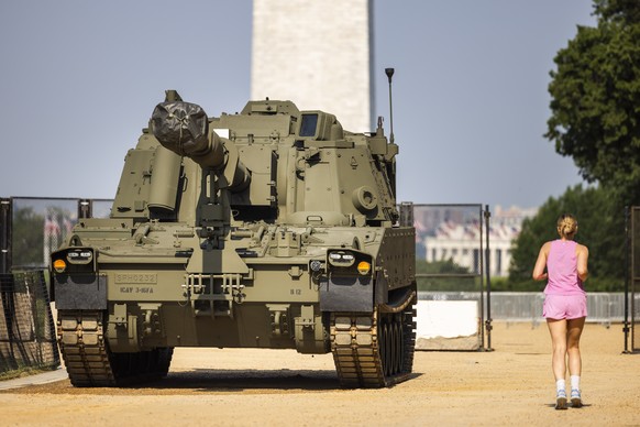 epaselect epa12171511 A US Army Paladin is staged on the National Mall ahead of a 14 June military parade in Washington, DC, USA, 12 June 2025. The 14 June parade, which coincides with the Army&#039;s ...