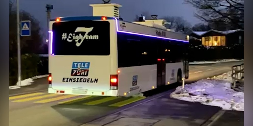 Sie ersteigerten einen Bus auf Ricardo, rissen die gesamte Innenausstattung heraus und bauten das Gefährt zu einem TV-Studio auf Rollen um: Für die Fasnachtsumzüge in der Region Einsiedeln verwandelte ...