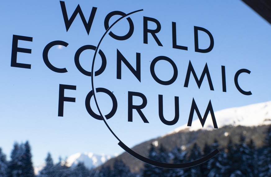 ARCHIVBILD ZUR VERSCHIEBUNG DES WEF WEGEN DES OMICRON AUSBRUCHS, AM MONTAG, 20. DEMZEMBER 2021 - The logo of the World Economic Forum is pictured on the first day of the 49th annual meeting of the Wor ...