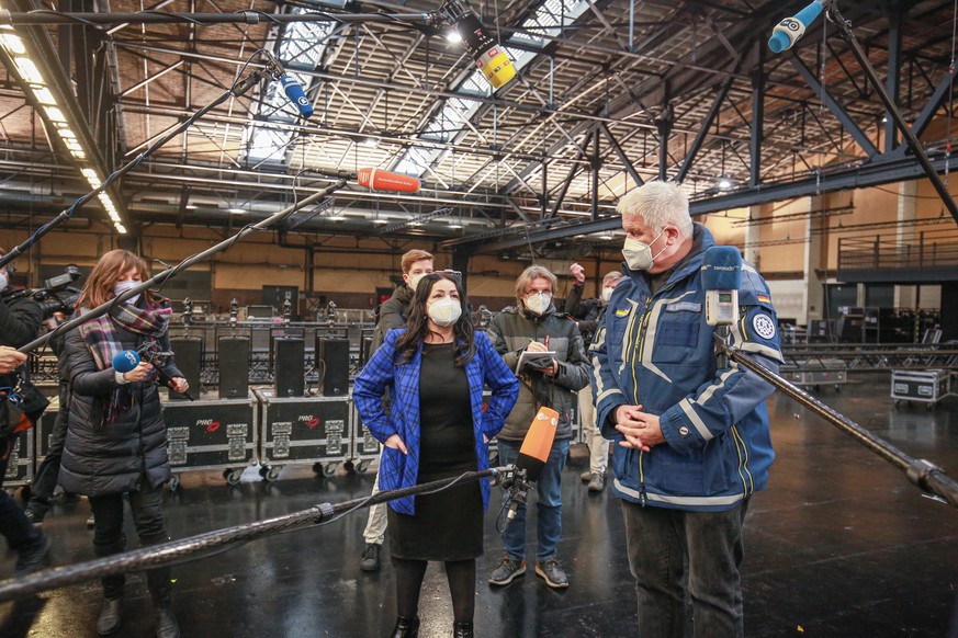 epa08859130 Albrecht Broemme (R) of the THW (Federal Agency for Technical Relief) and Berlin health senator Dilek Kalayci (C) during a visit to facilities of a new COVID-19 vaccination center in Berli ...