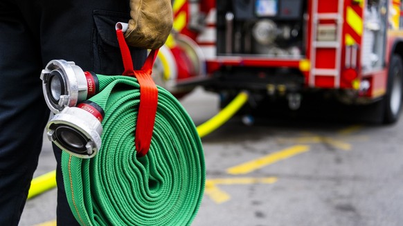 Une image d'illustration montre un pompier professionel membre des sapeurs-pompiers du Service de protection et sauvetage Lausanne (SPSL) qui se prepare pour une intervention lors d'un incen ...