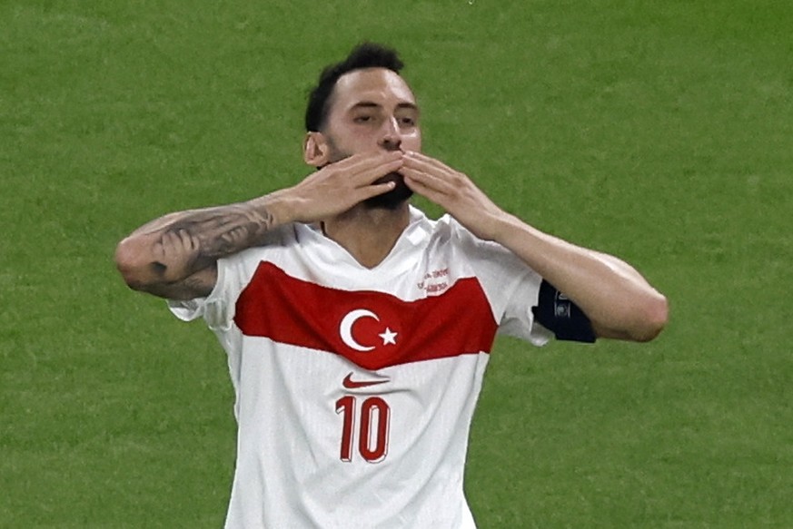epa11440353 Hakan Calhanoglu of Turkey celebrates after scoring the 0-1 goal during the UEFA EURO 2024 group F soccer match between Czech Republic and Turkey, in Hamburg, Germany, 26 June 2024. EPA/RO ...