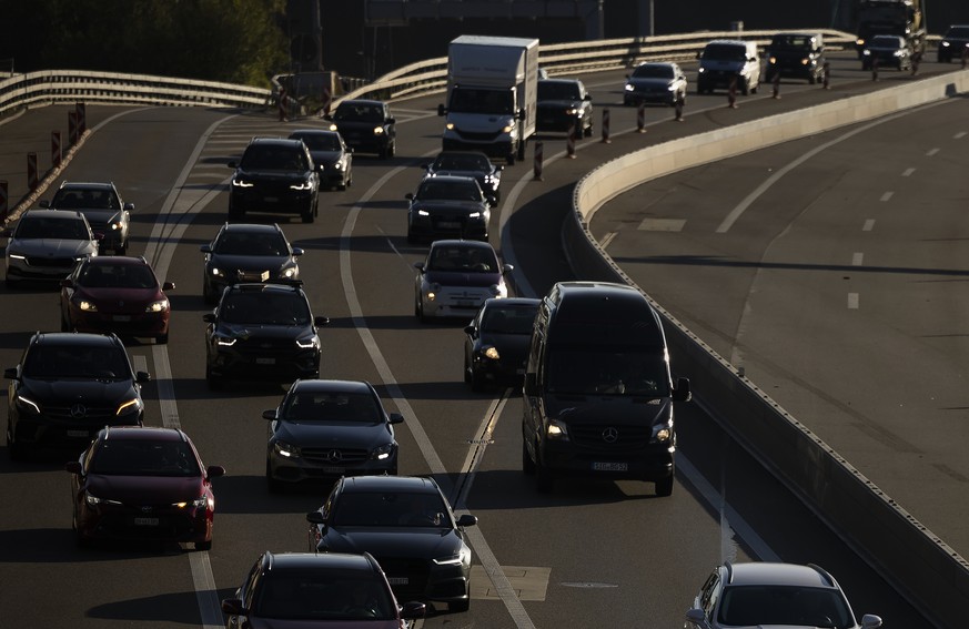 Autos und Lastwagen waehrend des Morgenverkehrs vor dem Gubristtunnel, am Dienstag, 20. September 2022 in Regensdorf. Das neu gebaute dritte Gubristtunnel ist Teil des Ausbaus der Autobahn Zuercher No ...