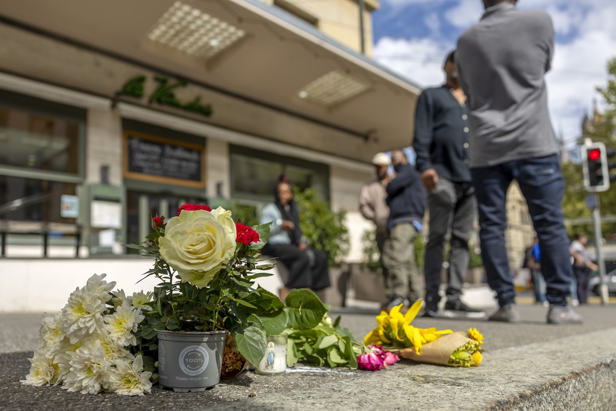 Des fleures sont posees sur le lieu de drame avant que la communaute erythreenne ce rassemblement en hommage a Sirage, a l'issue des obseques, decede suite a une altercation avec plusieurs membre ...