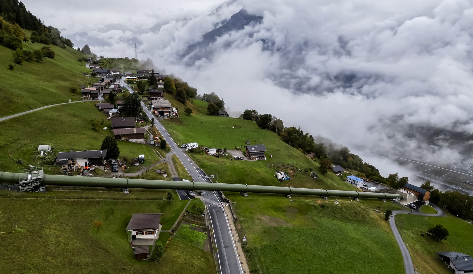 Une vue aerienne de la conduite forcee &quot;Peroua-Condemines&quot; qui travers le hameau des Condemines au-dessus de Riddes lors d&#039;une visite de presse apres la remise en service des installati ...