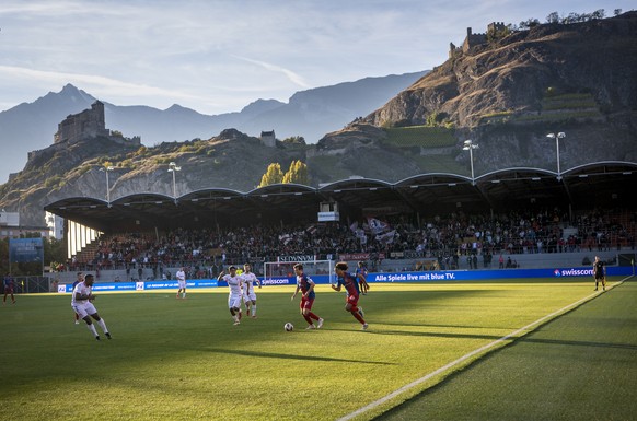 Les deux equipes en action lors de la rencontre du championnat de football de Super League entre le FC Sion et le FC Basel 1893 le dimanche 17 octobre 2021 au stade de Tourbillon a Sion. (KEYSTONE/Jea ...