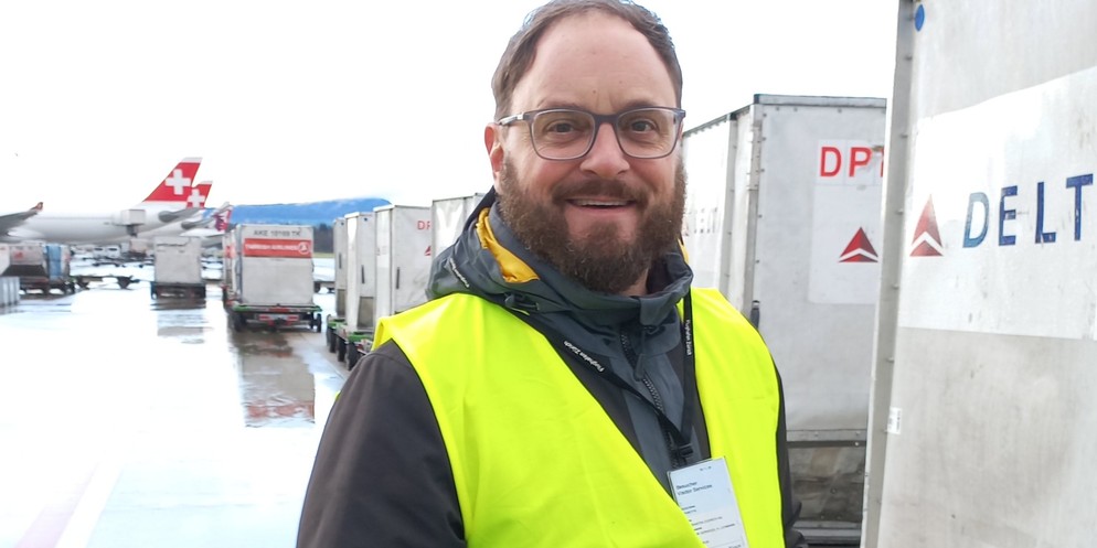 Langjähriger Planespotter Matthias Hänni filmt Flugzeuge und Flugobjekte aller Art und stellt sie ins Internet.