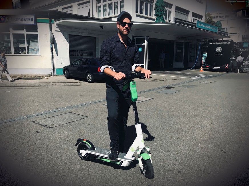 watson-Reporter Adrian Müller testet den neuen Lime-Scooter.