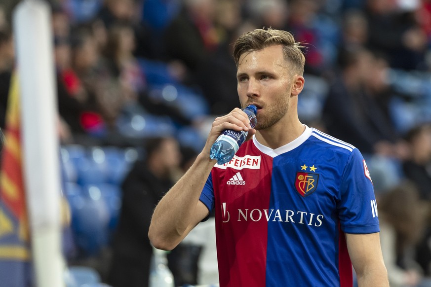 Basels Silvan Widmer muss sich auswechseln lassen im Fussball Meisterschaftsspiel der Super League zwischen dem FC Basel 1893 und dem FC Luzern im Stadion St. Jakob-Park in Basel, am Mittwoch, 15. Mai ...