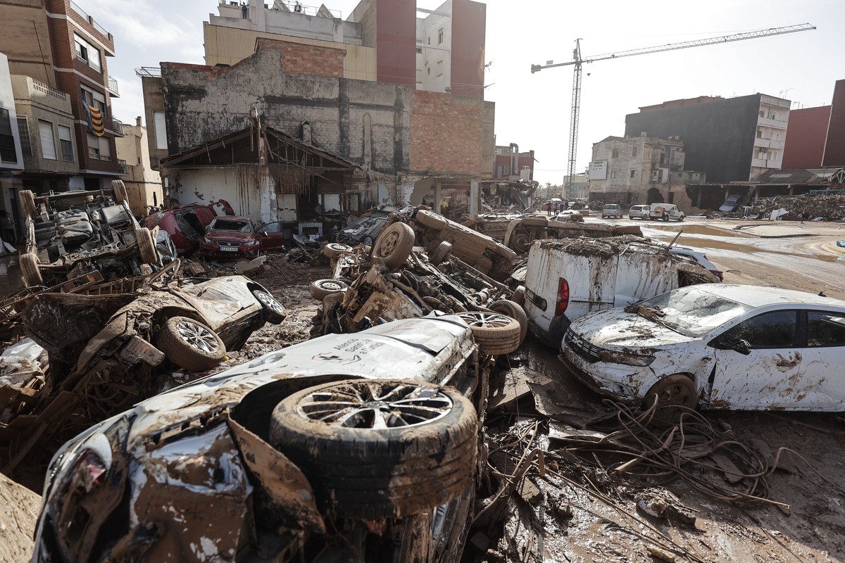 epa11693923 View of of the destruction in the flood-affected Municipality of Catarroja, Valencia, Spain, 31 October 2024. At least 95 people died in the province of Valencia and neighboring provinces  ...