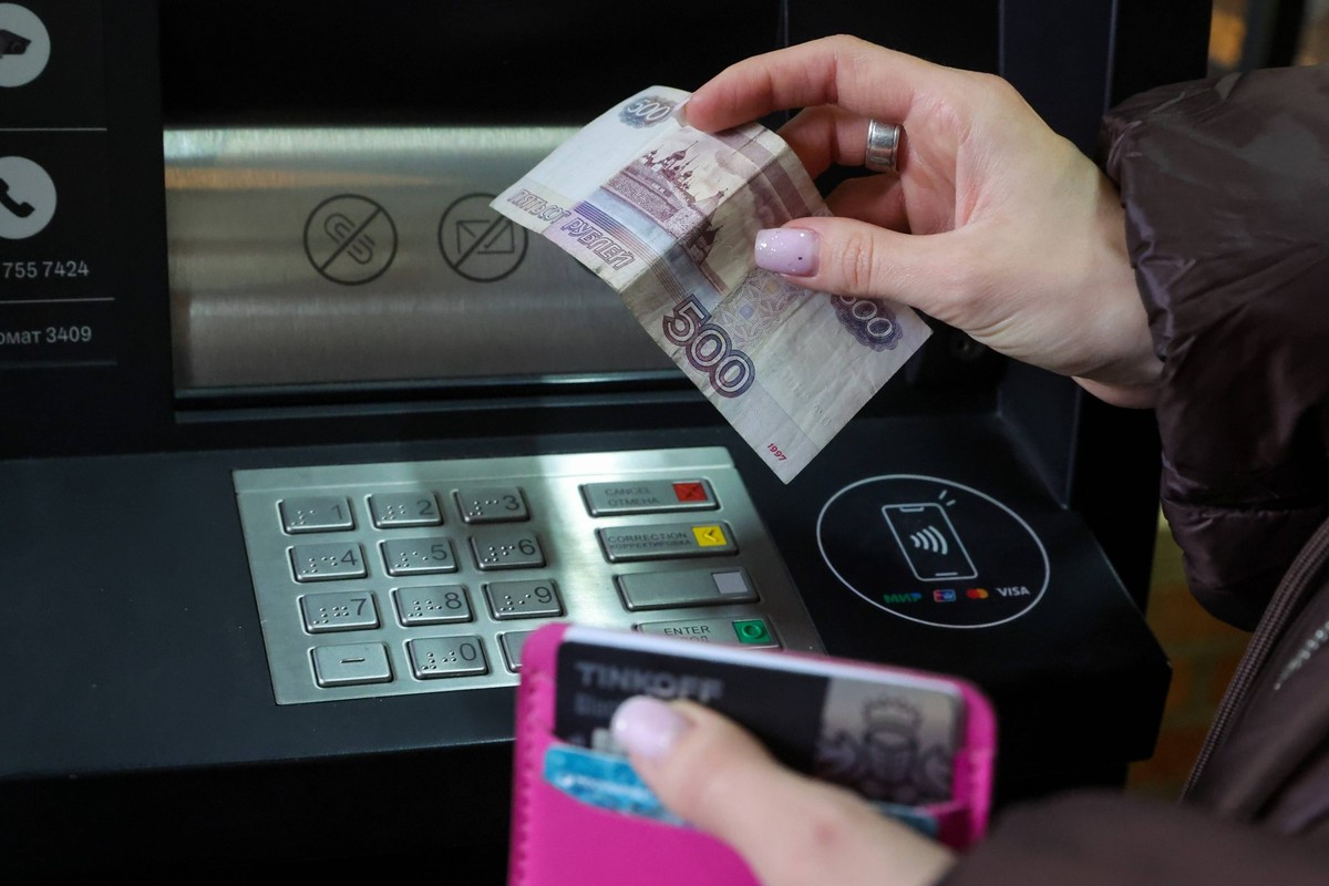 14.04.2026. Russia. Moscow. The girl withdraws money from an ATM. Natalia Shatokhina/NEWS.ru ShatokhinaxNatalia
