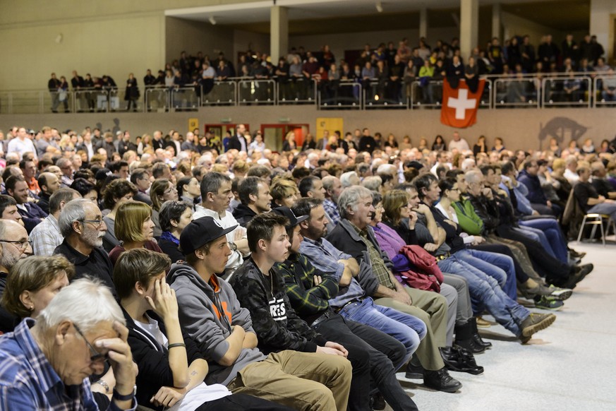 Die Halle in Giffers ist rappelvoll. Auch die Schweizer Fahne fehlt nicht.