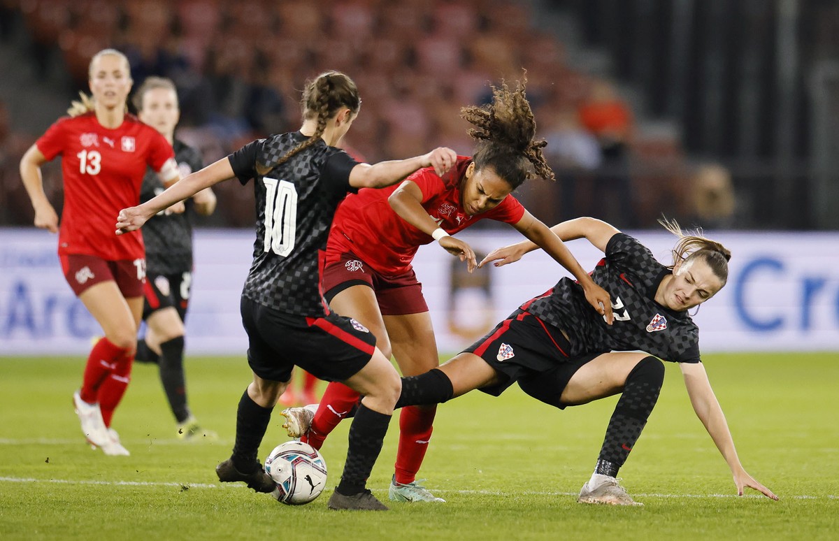 epa09547475 Switzerland's Coumba Sow (C) in action against Croatia's Izabela Lojna (L) and Anela Lubina (R) during the FIFA Women's World Cup 2023 qualifying round group G soccer match  ...