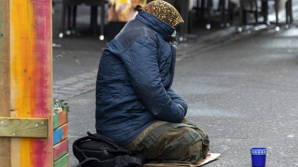 Eine Bettlerin sitzt auf dem Boden in der Steinentorstrasse in Basel, am Freitag, 20. November 2020. (KEYSTONE/Georgios Kefalas)