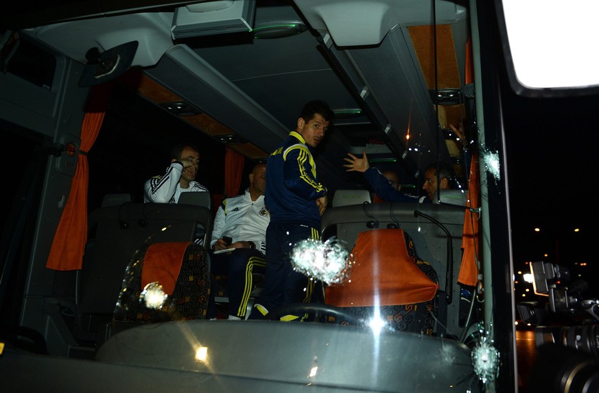 Beschossener Fenerbahçe-Bus: Zwei Verdächtige werden verhört.