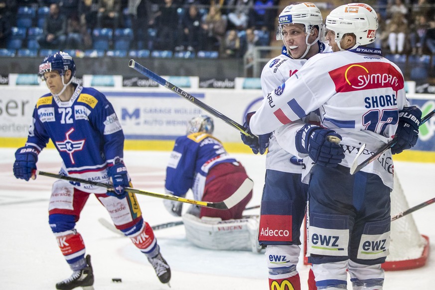 ZSC Lions Stuermer Drew Shore, von rechts, feiert mit Torschuetze Mike Kuenzle dessen Treffer zum 3-5 gegen EHC Kloten Torhueter Luca Boltshauser und Verteidiger Patrick von Gunten waehrend dem Eishoc ...