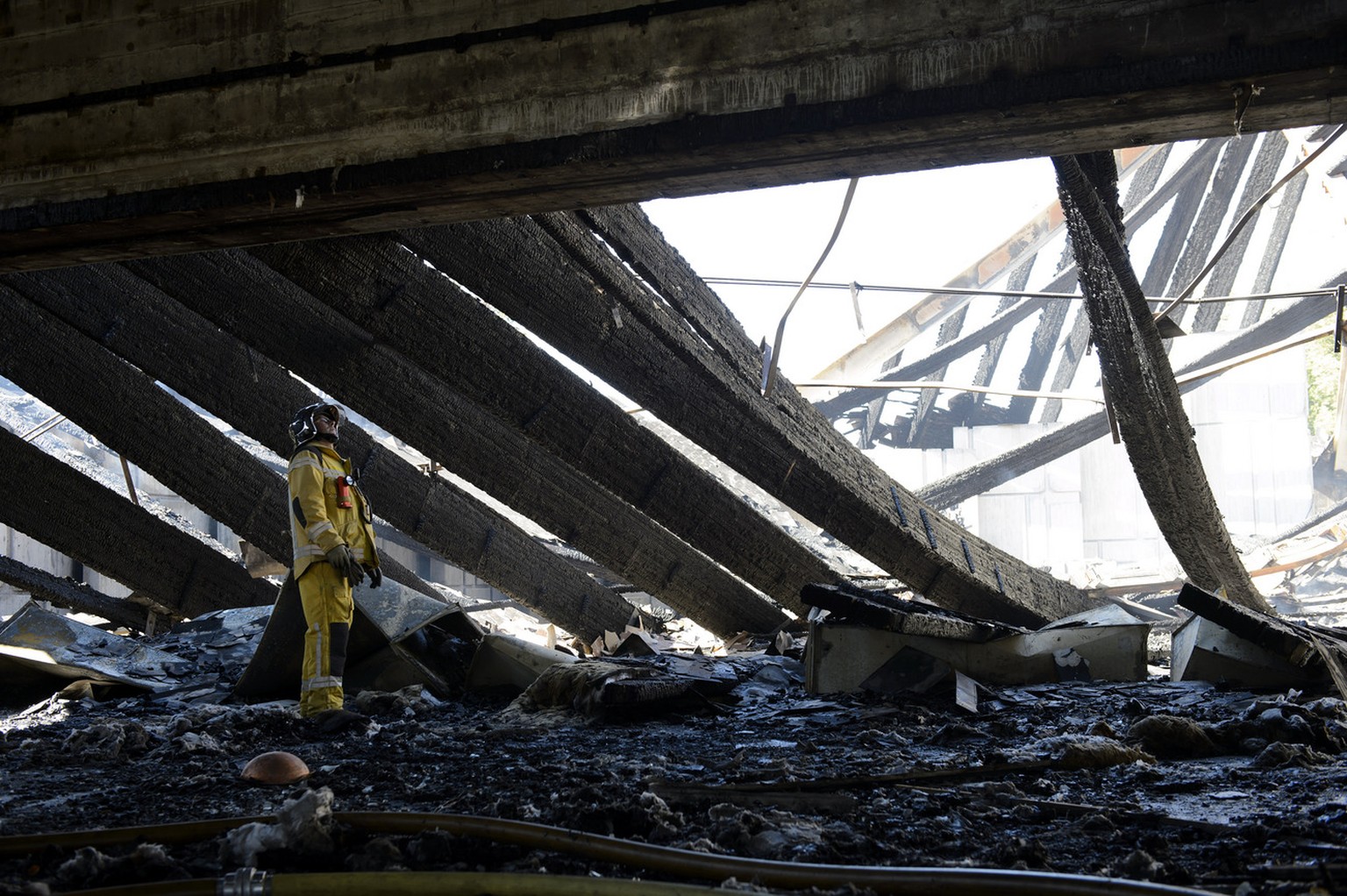 Die Dachträger sind unter der grossen Hitze des Brandes eingeknickt.