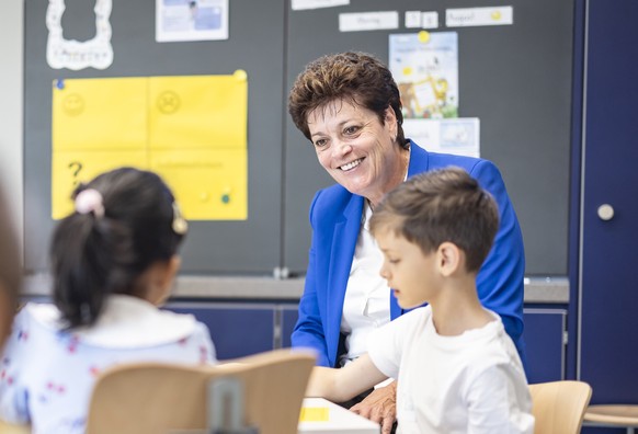Silvia Steiner, Bildungsdirektorin und Regierungsraetin des Kantons Zuerich besucht eine Lektion der ersten Klasse am ersten Schultag in der Schule Chruezaecher in Regensdorf, aufgenommen am Montag, 1 ...