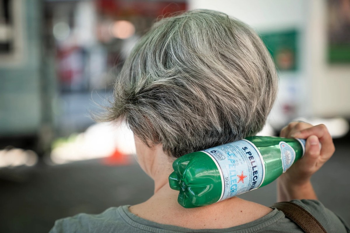 En Suisse, on se sert d'une bouteille pour se rafraîchir. Les Américains préfèrent la climatisation.