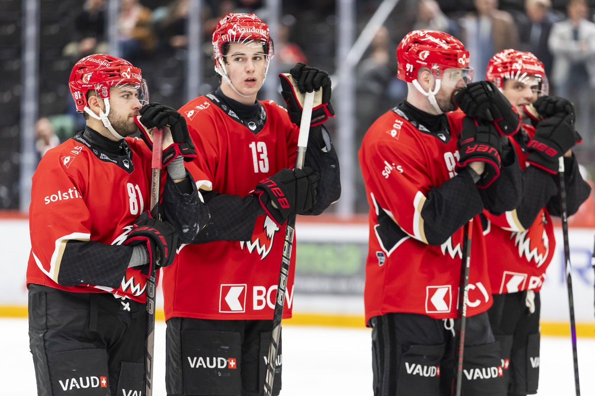 Inaki Baragano (LHC), gauche, et Basile Sansonnens (LHC), droite, reagissent apres la defaite 3:9 lors du match du championnat suisse de hockey sur glace de National League entre Lausanne HC (LHC) et  ...