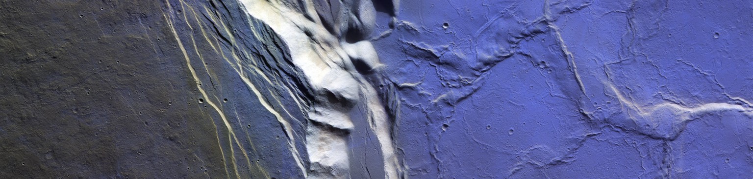 Hochauflösendes (4,5 m/Pixel) CaSSIS-Farbbild des Frosts auf dem Calderaboden und dem Nordrand des Olympus Mons. An den gut beleuchteten steilen Hängen gibt es keinen Frost.