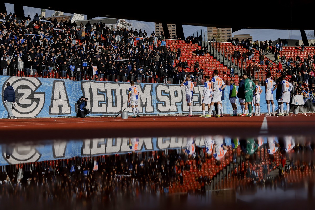 GC Fans reagieren vor den GC Fans waehrend dem Meisterschaftsspiel der Super League zwischen dem Grasshopper Club Zuerich und dem FC Lausanne Sport am Montag, den 1. April 2024, im Letzigrund Stadion  ...