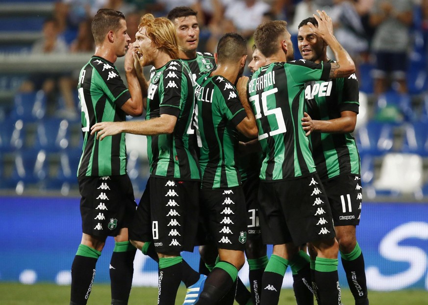 epa05455520 Sassuolo&#039;s Gregoire Defrel (R) jubilates with his teammates after scoring the 3-0 lead during the UEFA Europa League third qualifying round second leg match between Italian Club US Sa ...