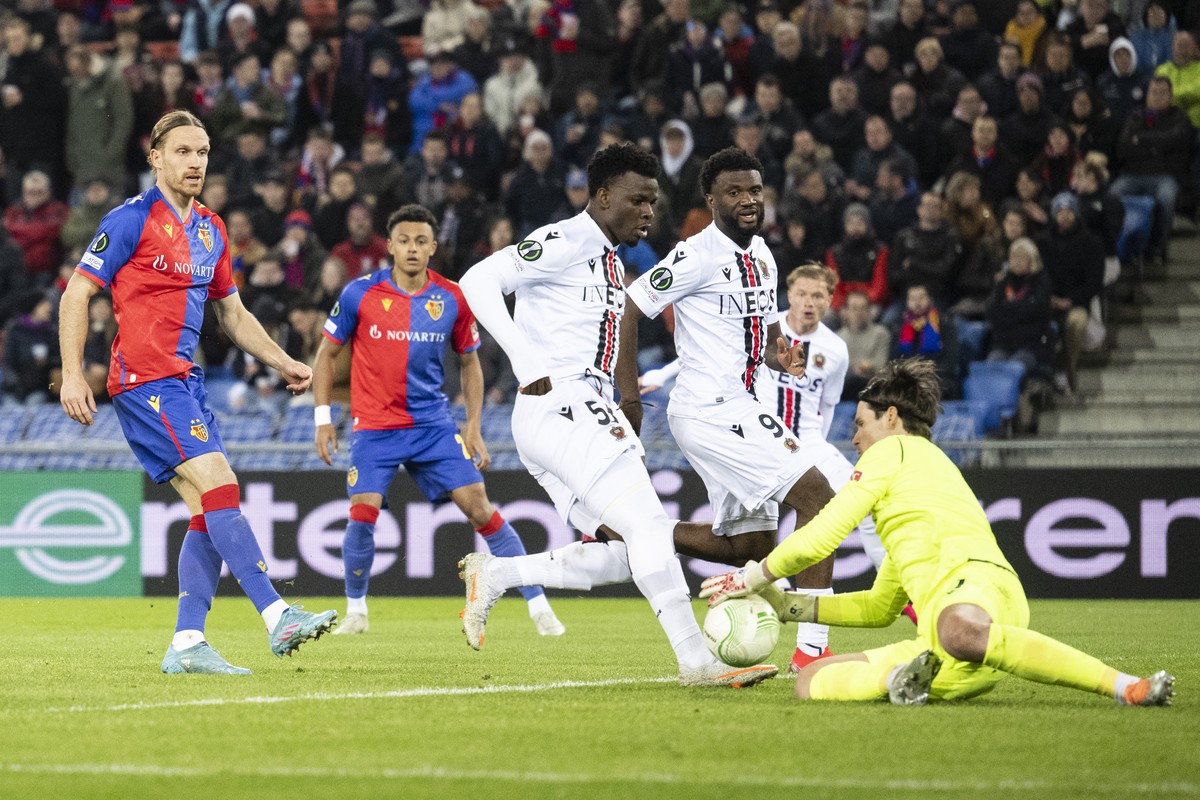 Nice's Youssouf Ndayishimiy, left, fights for the ball against Basel's Goalkeeper Marwin Hitz, right, during the UEFA Conference League soccer match between Switzerland's FC Basel 1893  ...