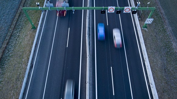 Des voitures circulent sur trois pistes dont la bande d&#039;arret d&#039;urgence, BAU, sur l&#039; autoroute Yverdon - Lausanne, A1, entre Villars-Ste-Croix et Cossonay ce mercredi 22 janvier 2020 a  ...