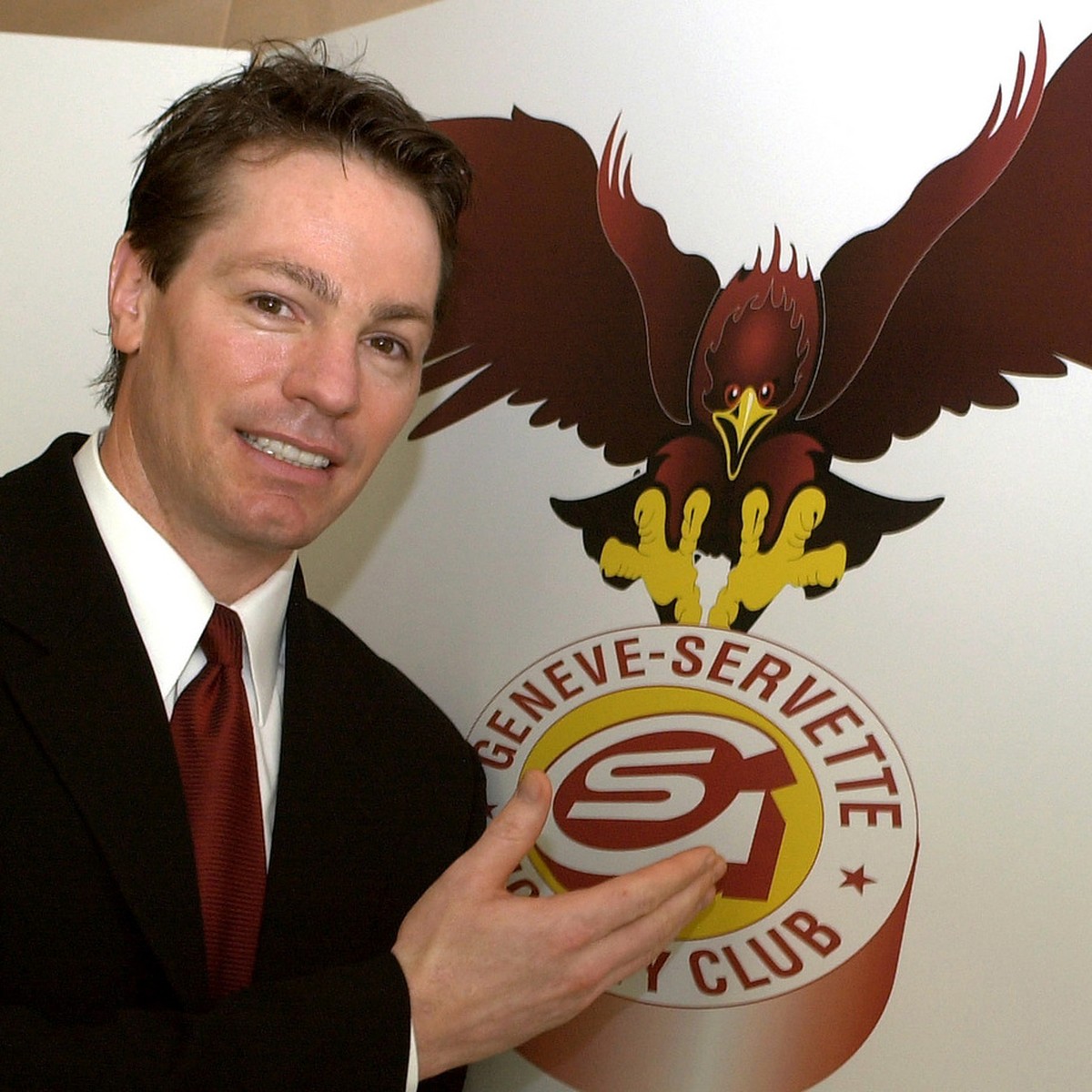 Chris McSorley nouveau coach de la premiere equipe pour la saison prochaine du Geneve Servette HC, pose avec le logo, lors d'un conference de presse du Geneve Servette hockey club sur la vision e ...