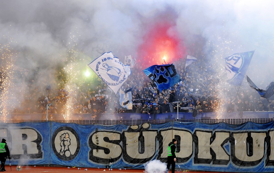 Die Fans des FC Zürich in der Südkurve ihres Heimstadions Letzigrund.