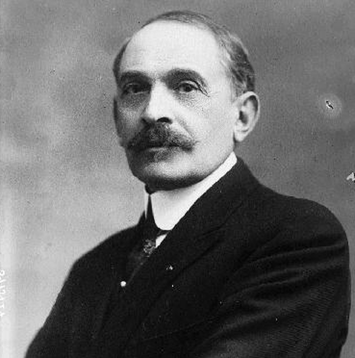 Serge Voronoff monkey gland affendrüsen affen hoden transplantation https://upload.wikimedia.org/wikipedia/commons/3/37/Serge_Voronoff.JPG