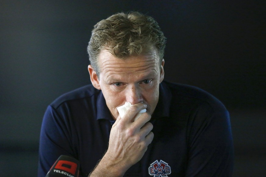 Der Eishockey Trainer des EHC Biel, Kevin Schlaepfer, haelt ein Taschentuch vor die Nase am Donnerstag, 15. Oktober 2015, in einer Medienkonferenz in der Tissot Arena in Biel ueber seine berufliche Zu ...