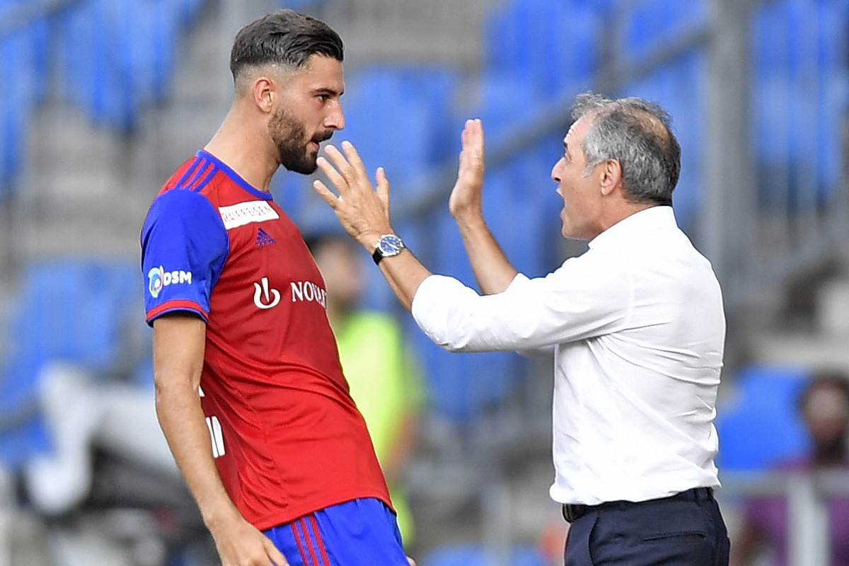 Basel's Kemal Ademi, links, jubelt mit Trainer Marcel Koller, rechts, nach seinem Tor zum 2-1beim Meisterschaftsspiel der Super League FC Basel gegen den Servette FC im St. Jakob Park in Basel am ...