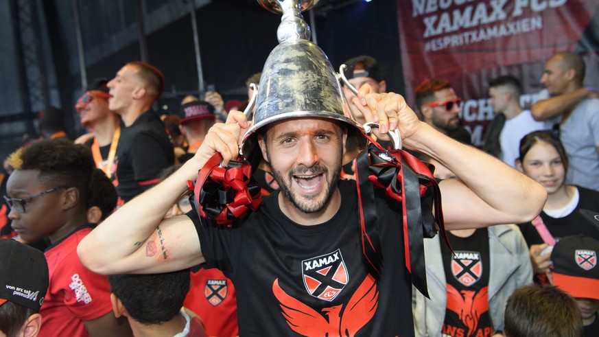 Le joueur neuchatelois Raphael Nuzzolo celebre avec la coupe sour la scene apres la rencontre de football de Challenge League entre le Neuchatel Xamax FCS et FC Wil 1900 ce lundi 21 mai 2018 au stade  ...